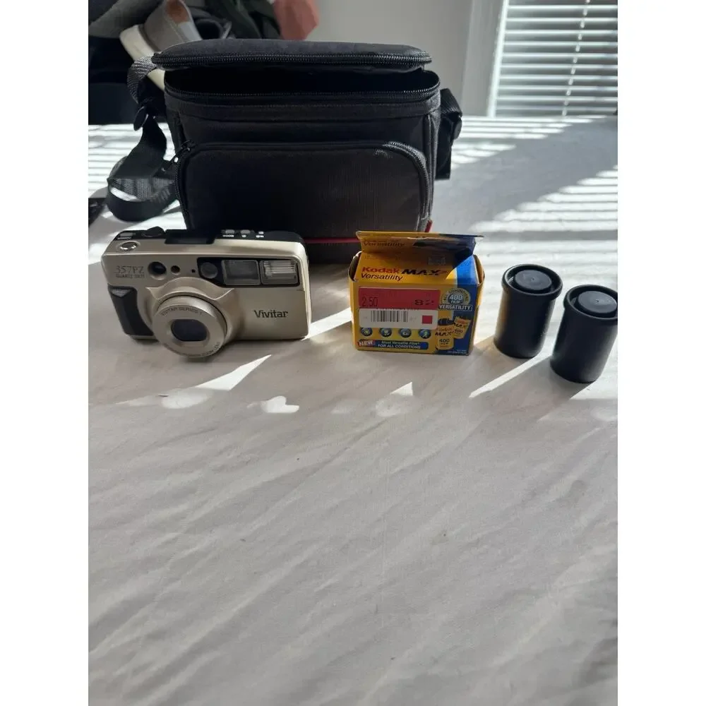 Vivitar 357PZ Quartz Date 35mm Film Camera w Case Kodak Max 400 Film Bundle